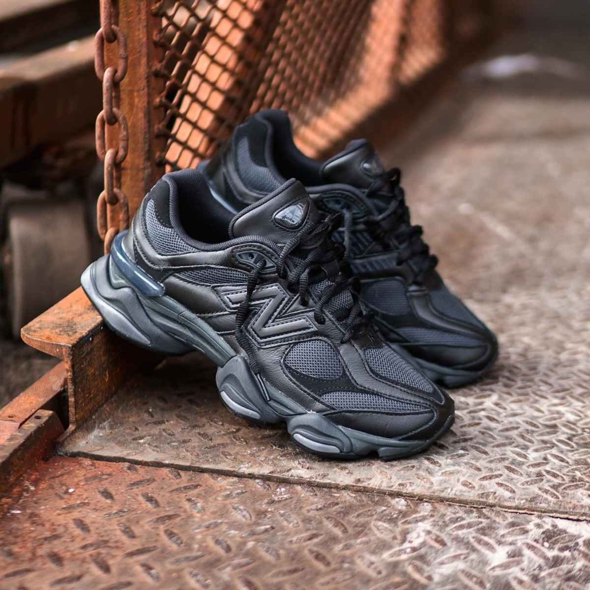 New Balance 9060 Triple Black - Zwart – productfoto 2